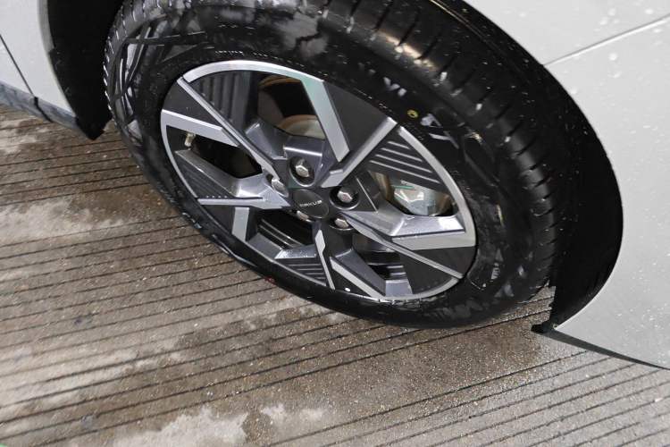 Used SAIC MAXUS G70 2024 2.0T Automatic Flagship Version 7 Seats Right Front Wheel Hub