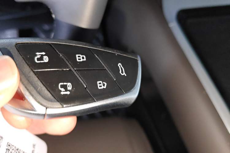 Used SAIC MAXUS G70 2024 2.0T Automatic Flagship Version 7 Seats Vehicle Key