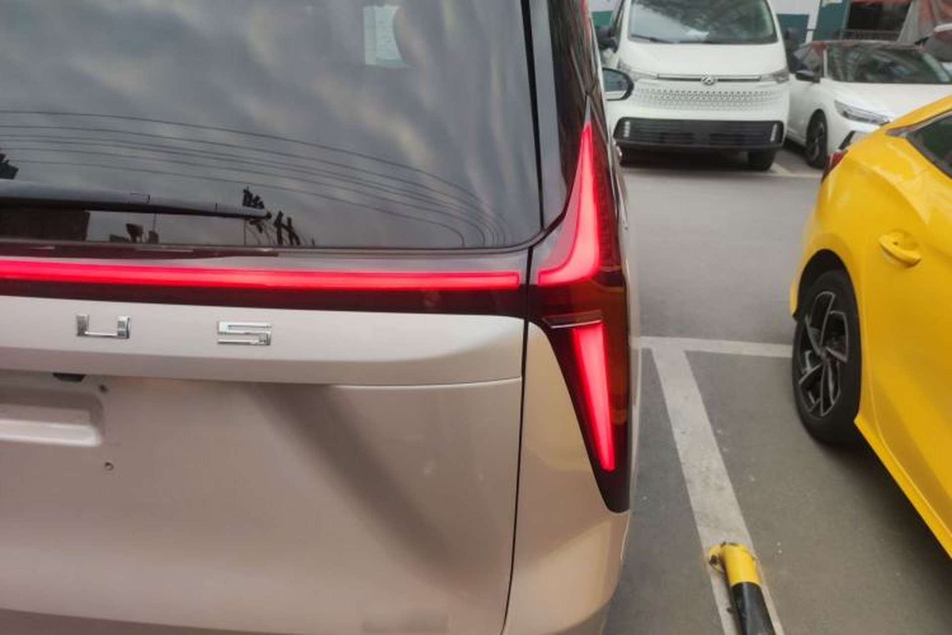 Used SAIC MAXUS G70 2024 2.0T Automatic Flagship Version 7 Seats Right Rear Taillight