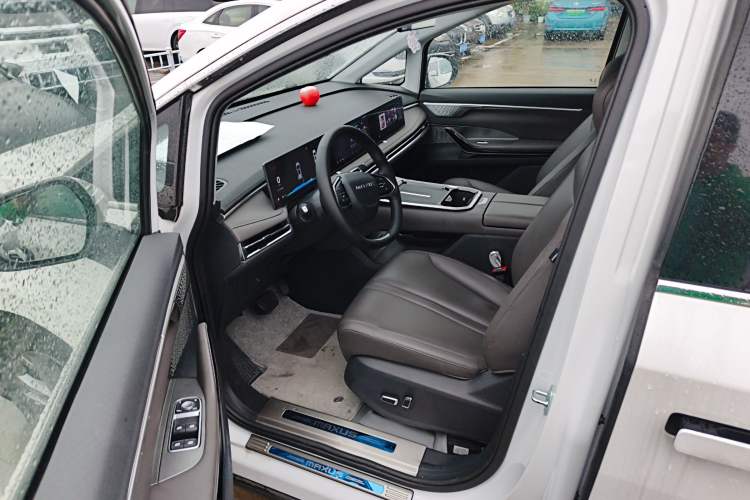 Used SAIC MAXUS G70 2024 2.0T Automatic Luxury Edition 7 Seats Driver Seat