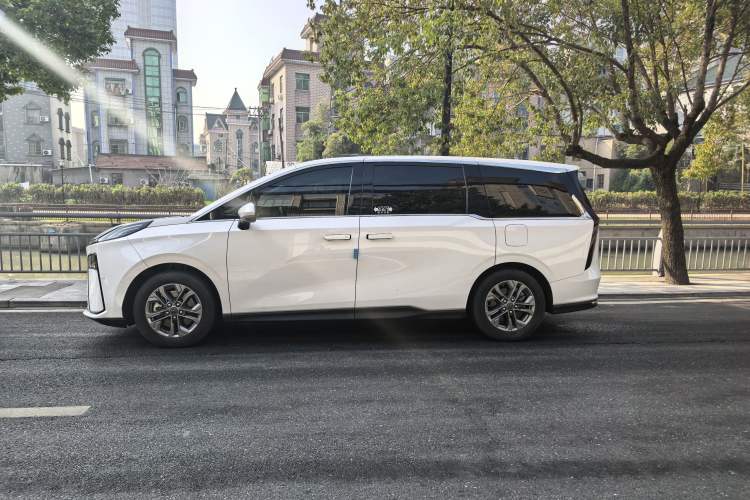 Used SAIC MAXUS G70 2024 2.0T Automatic Luxury Edition 7 Seats Exterior 6