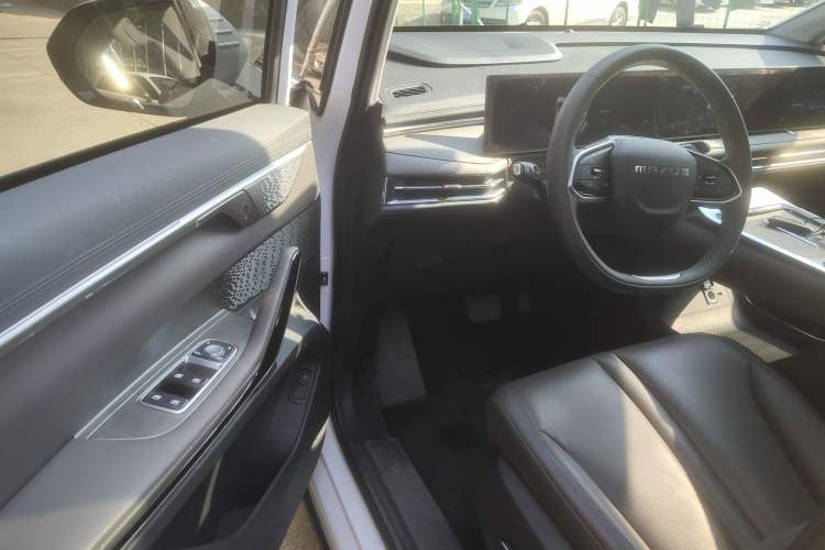 Used SAIC MAXUS G70 2024 2.0T Automatic Luxury Edition 7 Seats Interior 3