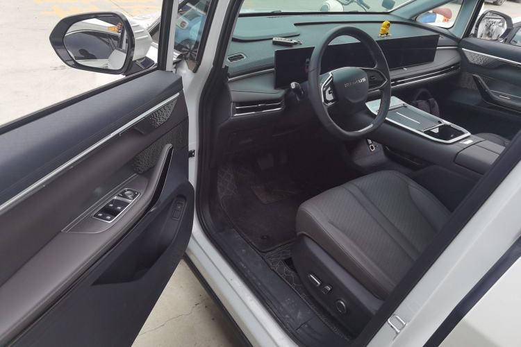 Used SAIC MAXUS G70 2024 2.0T Automatic Flagship Version 7 Seats Interior 3