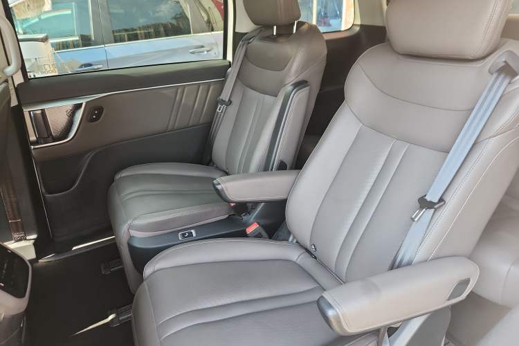 Used SAIC MAXUS G70 2024 2.0T Automatic Flagship Version 7 Seats Interior 4