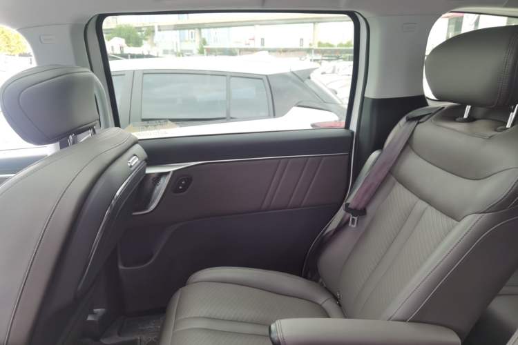 Used SAIC MAXUS G70 2024 2.0T Automatic Flagship Version 7 Seats Interior 6