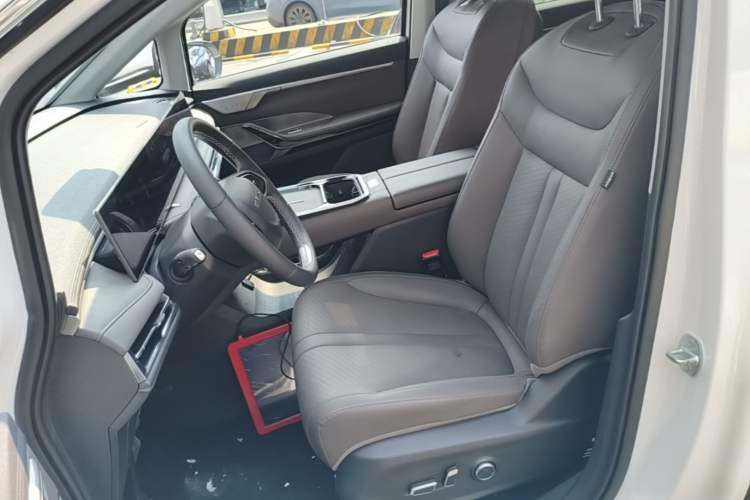 Used SAIC MAXUS G70 2024 2.0T Automatic Flagship Version 7 Seats Left Front Seat