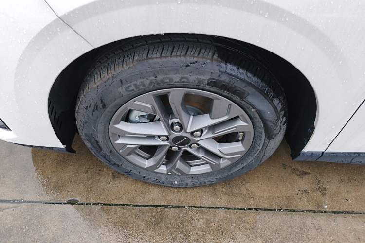 Used SAIC MAXUS G70 2024 2.0T Automatic Luxury Edition 7 Seats Left Front Wheel Hub