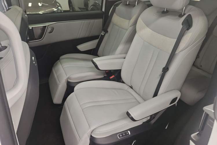 Used SAIC MAXUS G70 2024 2.0T Automatic Flagship Version 7 Seats Left Rear Seat