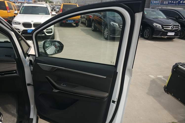 Used SAIC MAXUS G70 2024 2.0T Automatic Luxury Edition 7 Seats Right Front Door Interior