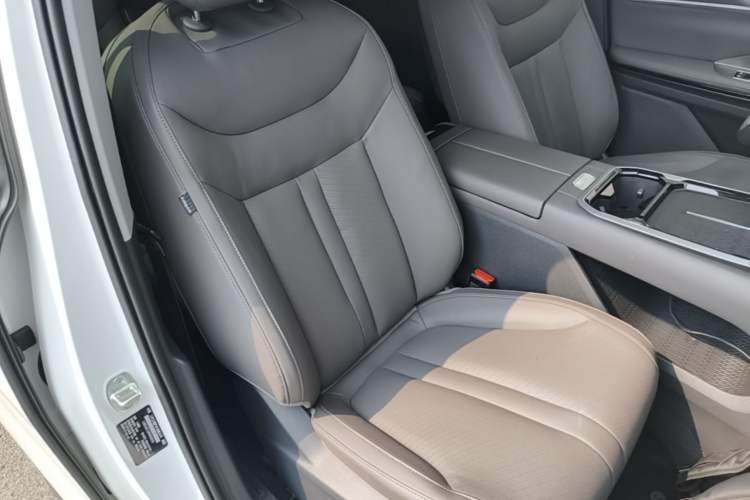 Used SAIC MAXUS G70 2024 2.0T Automatic Flagship Version 7 Seats Right Front Seat