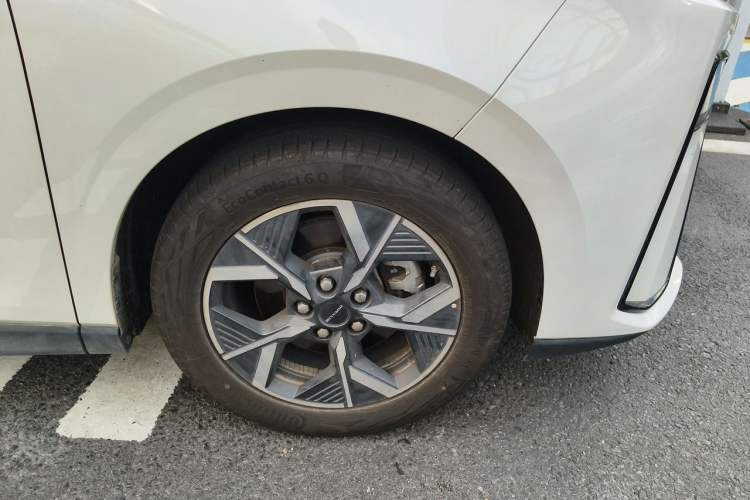 Used SAIC MAXUS G70 2024 2.0T Automatic Flagship Version 6 Seats Right Front Wheel Hub