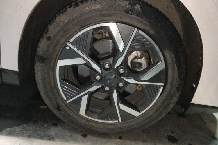 Used SAIC MAXUS G70 2024 2.0T Automatic Flagship Version 7 Seats Right Front Wheel Hub