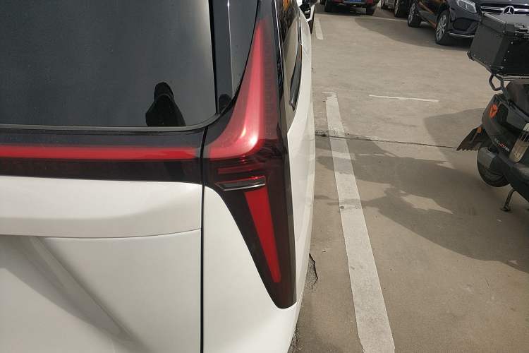 Used SAIC MAXUS G70 2024 2.0T Automatic Luxury Edition 7 Seats Right Rear Taillight