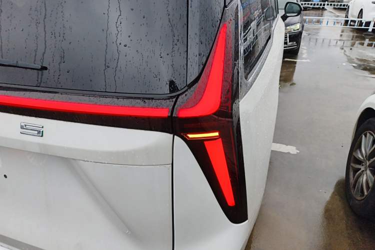 Used SAIC MAXUS G70 2024 2.0T Automatic Luxury Edition 7 Seats Right Rear Taillight