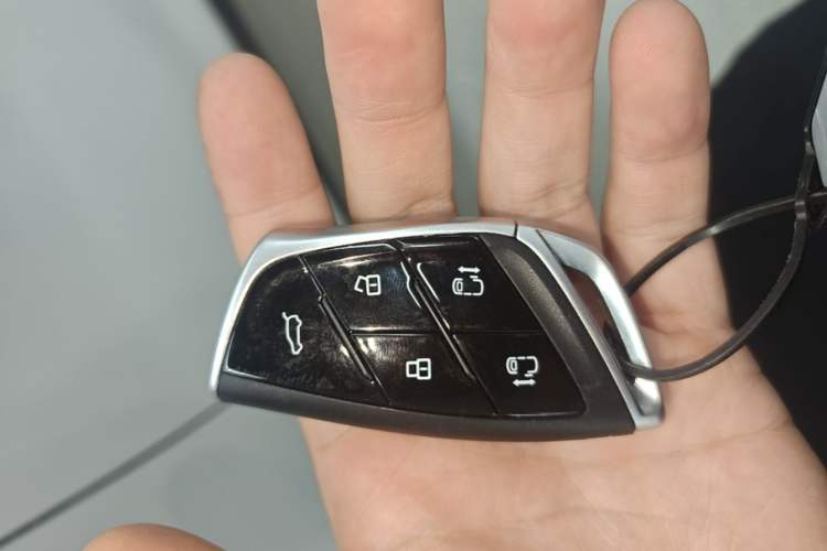 Used SAIC MAXUS G70 2024 2.0T Automatic Flagship Version 7 Seats Vehicle Key