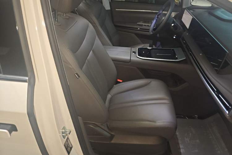 Used SAIC MAXUS G70 2025 2.0T Automatic Luxury Edition 7 Seats Right Front Seat