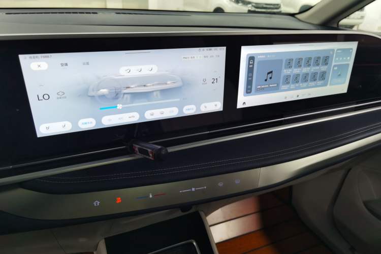 Used SAIC MAXUS G90 2022 2.0T Interstellar Seven-Seater Audio And AC Panel