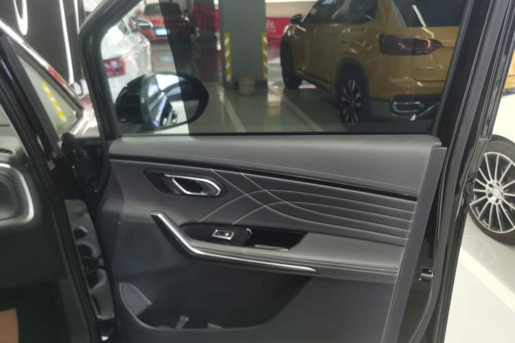 Used SAIC MAXUS G90 2022 2.0T Galaxy Seven-Seater Version Interior 5