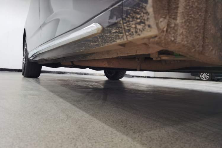 Used SAIC MAXUS G90 2022 2.0T Interstellar Seven-Seater Right Side Sill