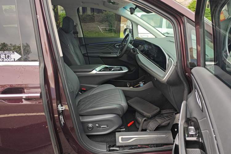 Used SAIC MAXUS G90 2022 2.0T Xingyun Seven-Seater Version Right Front Seat