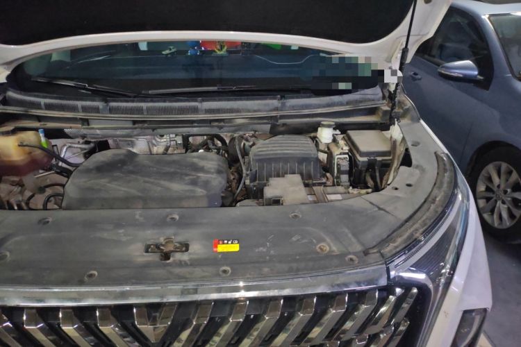Used SAIC MAXUS G90 2022 2.0T Starry Seven-Seater Engine Bay Left