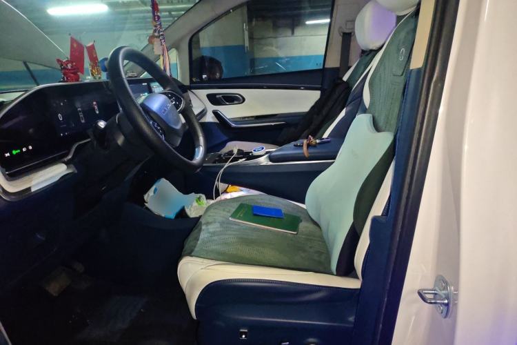 Used SAIC MAXUS G90 2022 2.0T Starry Seven-Seater Left Front Seat