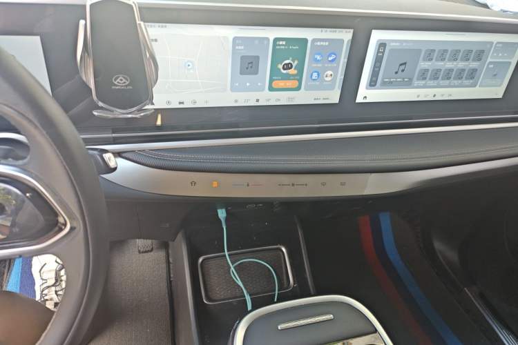 Used SAIC MAXUS G90 2022 2.0T Galaxy Seven-Seater Version Audio And AC Panel
