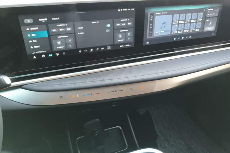 Used SAIC MAXUS G90 2022 2.0T Xingyun Seven-Seater Version Audio And AC Panel