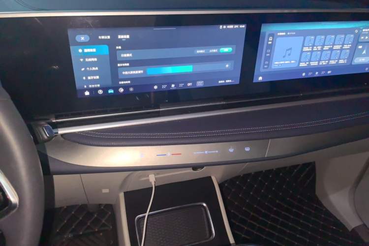 Used SAIC MAXUS G90 2022 2.0T Interstellar Seven-Seater Audio And AC Panel