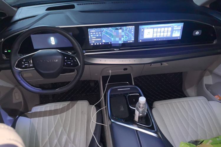 Used SAIC MAXUS G90 2022 2.0T Interstellar Seven-Seater Center Console