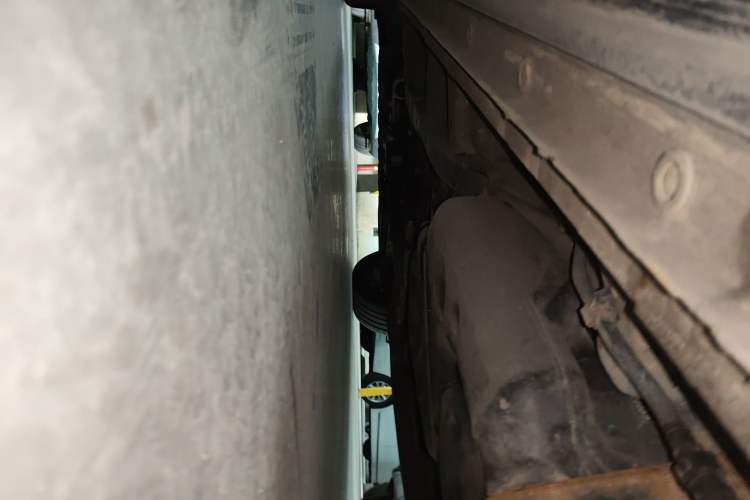 Used SAIC MAXUS G90 2022 2.0T Xinghan Executive Seven-Seater Chassis Rear Left