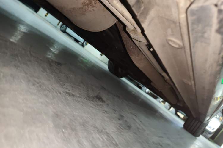 Used SAIC MAXUS G90 2022 2.0T Xinghan Executive Seven-Seater Chassis Rear Right