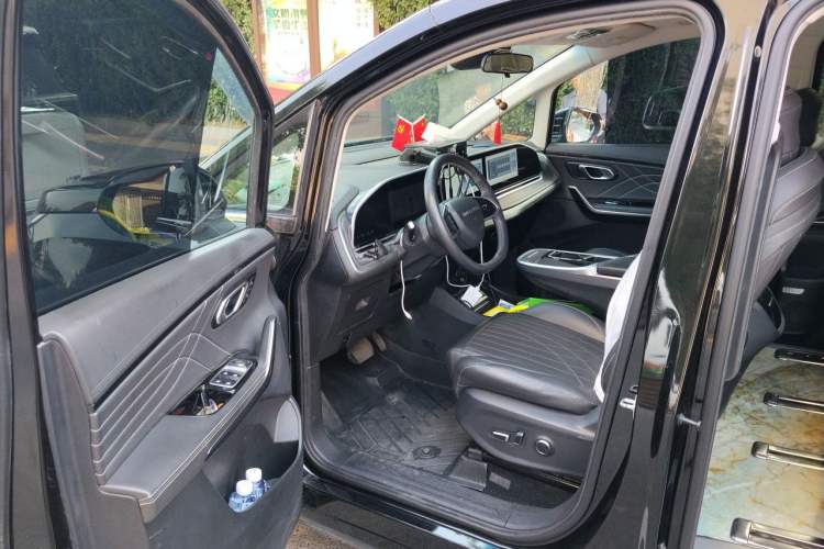 Used SAIC MAXUS G90 2022 2.0T Starry Seven-Seater Driver Seat