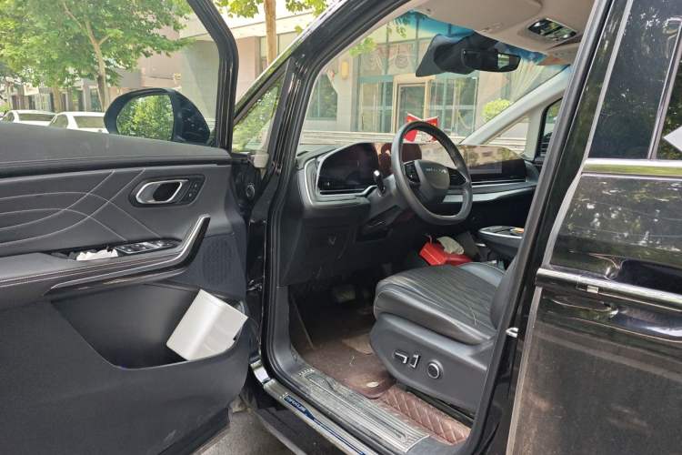 Used SAIC MAXUS G90 2022 2.0T Xingyun Seven-Seater Version Driver Seat