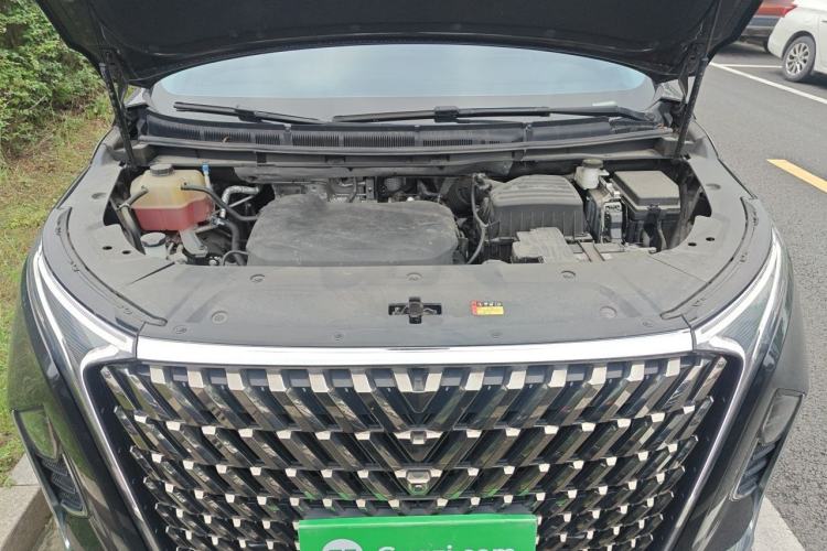 Used SAIC MAXUS G90 2022 2.0T Starry Seven-Seater Engine Bay