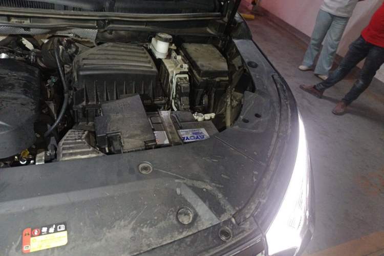 Used SAIC MAXUS G90 2022 2.0T Galaxy Seven-Seater Version Engine Bay Left