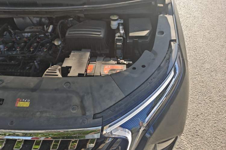 Used SAIC MAXUS G90 2022 2.0T Galaxy Seven-Seater Version Engine Bay Left