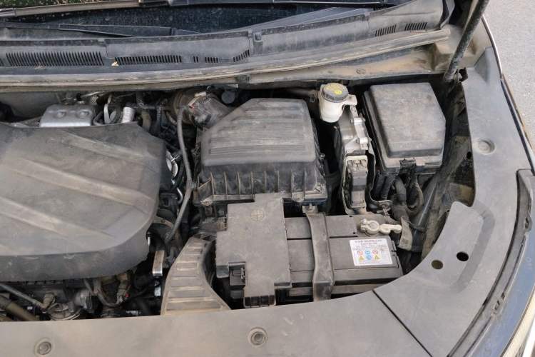 Used SAIC MAXUS G90 2022 2.0T Starry Seven-Seater Engine Bay Left