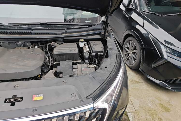 Used SAIC MAXUS G90 2022 2.0T Xingyun Six-Seater Version Engine Bay Left