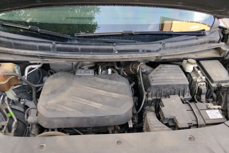 Used SAIC MAXUS G90 2022 2.0T Starry Seven-Seater Engine Bay