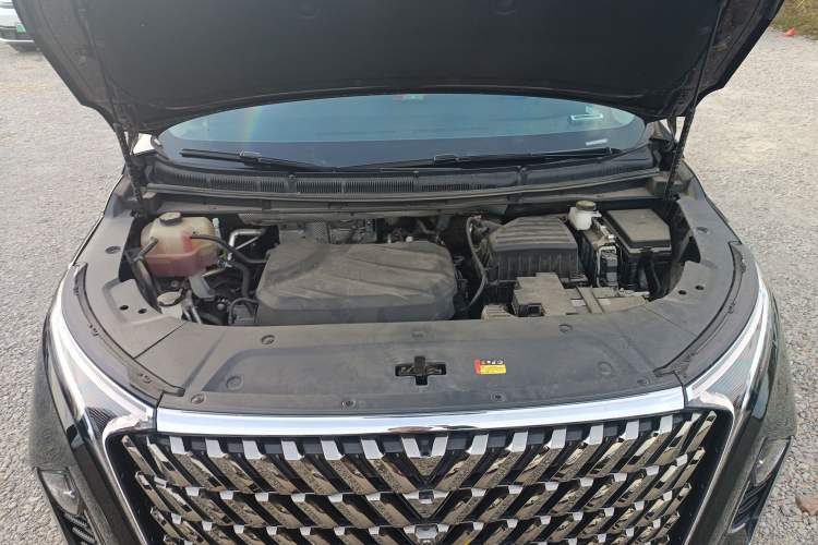 Used SAIC MAXUS G90 2022 2.0T Xingyun Seven-Seater Version Engine Bay