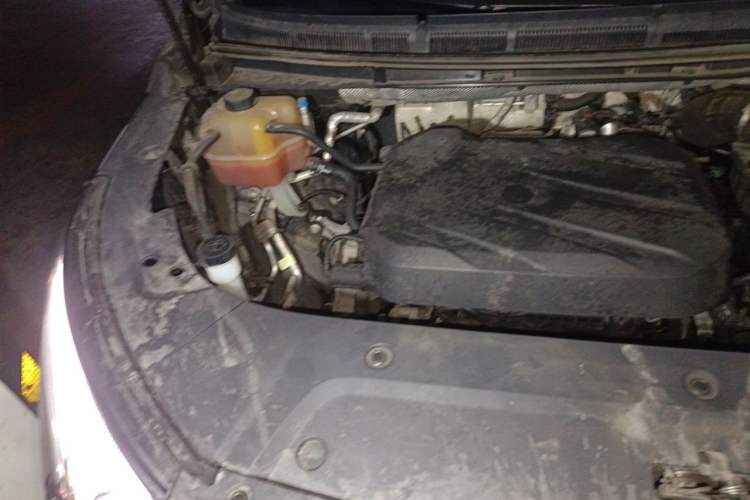 Used SAIC MAXUS G90 2022 2.0T Galaxy Seven-Seater Version Engine Bay Right