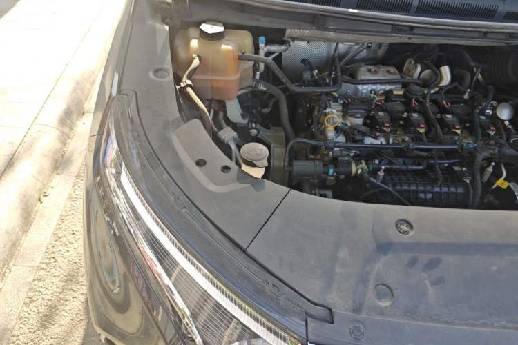 Used SAIC MAXUS G90 2022 2.0T Galaxy Seven-Seater Version Engine Bay Right