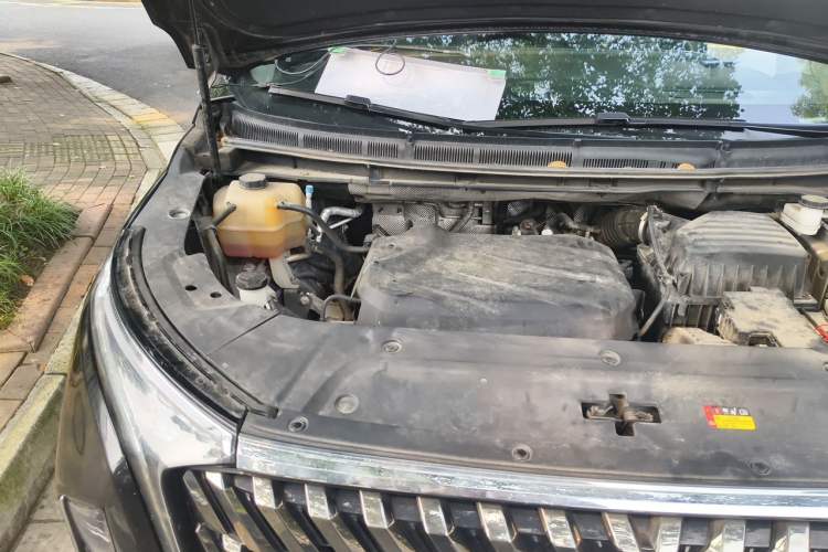 Used SAIC MAXUS G90 2022 2.0T Interstellar Seven-Seater Engine Bay Right