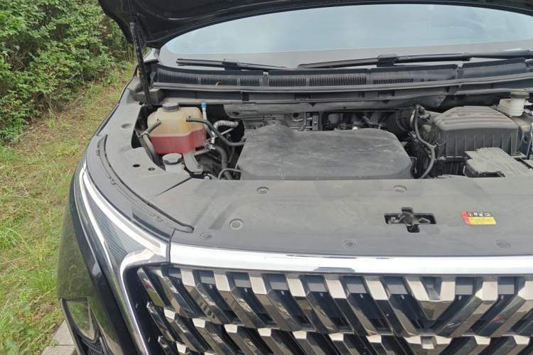 Used SAIC MAXUS G90 2022 2.0T Starry Seven-Seater Engine Bay Right