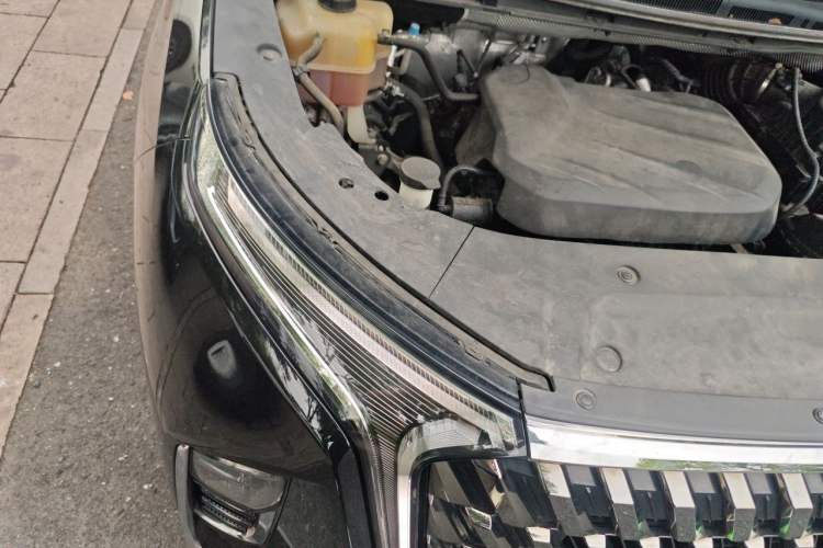 Used SAIC MAXUS G90 2022 2.0T Interstellar Seven-Seater Engine Bay Right