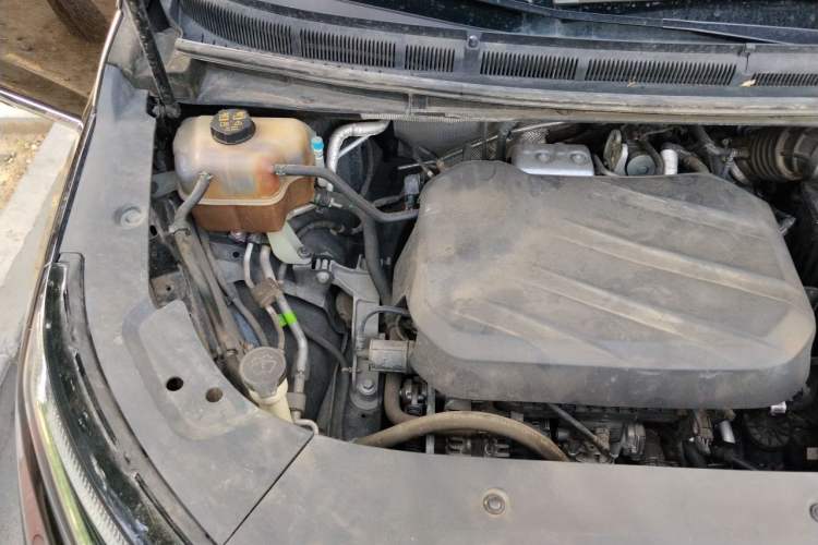 Used SAIC MAXUS G90 2022 2.0T Starry Seven-Seater Engine Bay Right
