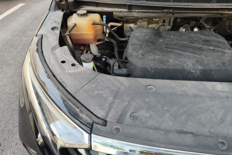 Used SAIC MAXUS G90 2022 2.0T Xingyun Seven-Seater Version Engine Bay Right