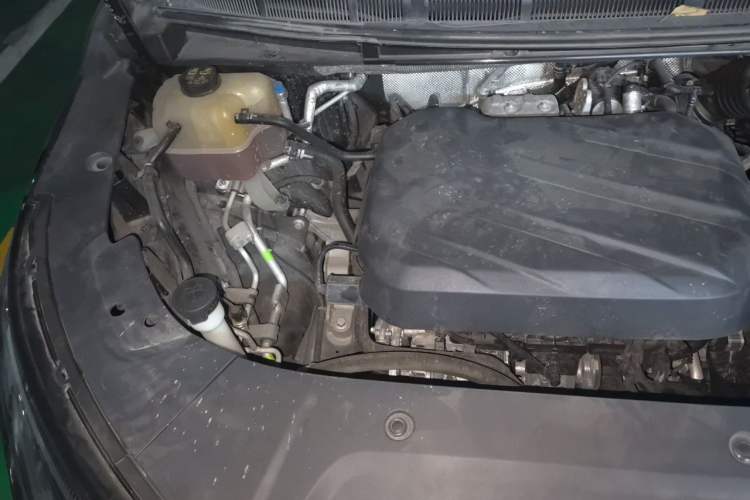 Used SAIC MAXUS G90 2022 2.0T Interstellar Seven-Seater Engine Bay Right