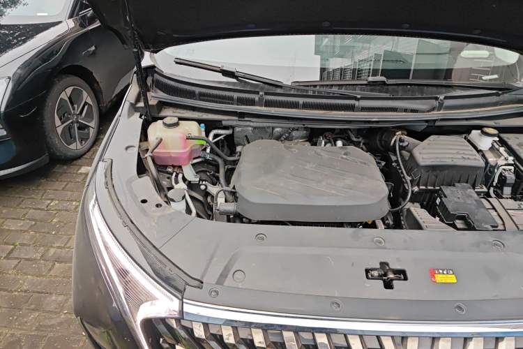 Used SAIC MAXUS G90 2022 2.0T Xingyun Six-Seater Version Engine Bay Right